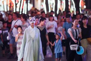 西安暑期旅游火爆 大唐不夜城夏夜依然人山人海