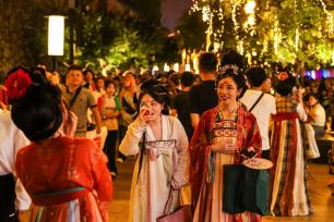 西安暑期旅游火爆 大唐不夜城夏夜依然人山人海