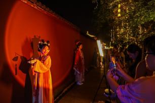 西安暑期旅游火爆 大唐不夜城夏夜依然人山人海