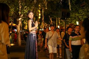 西安暑期旅游火爆 大唐不夜城夏夜依然人山人海