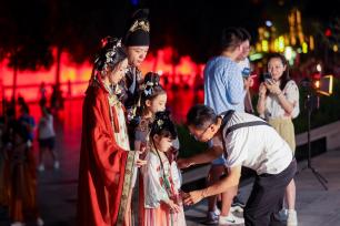 西安暑期旅游火爆 大唐不夜城夏夜依然人山人海