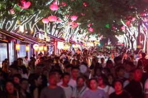 西安暑期旅游火爆 大唐不夜城夏夜依然人山人海
