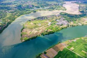 广西南宁邕江源现“鸳鸯江”景观