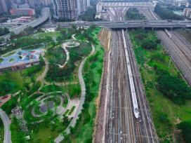 上百趟高铁穿过公园 探访成都首个高铁公园