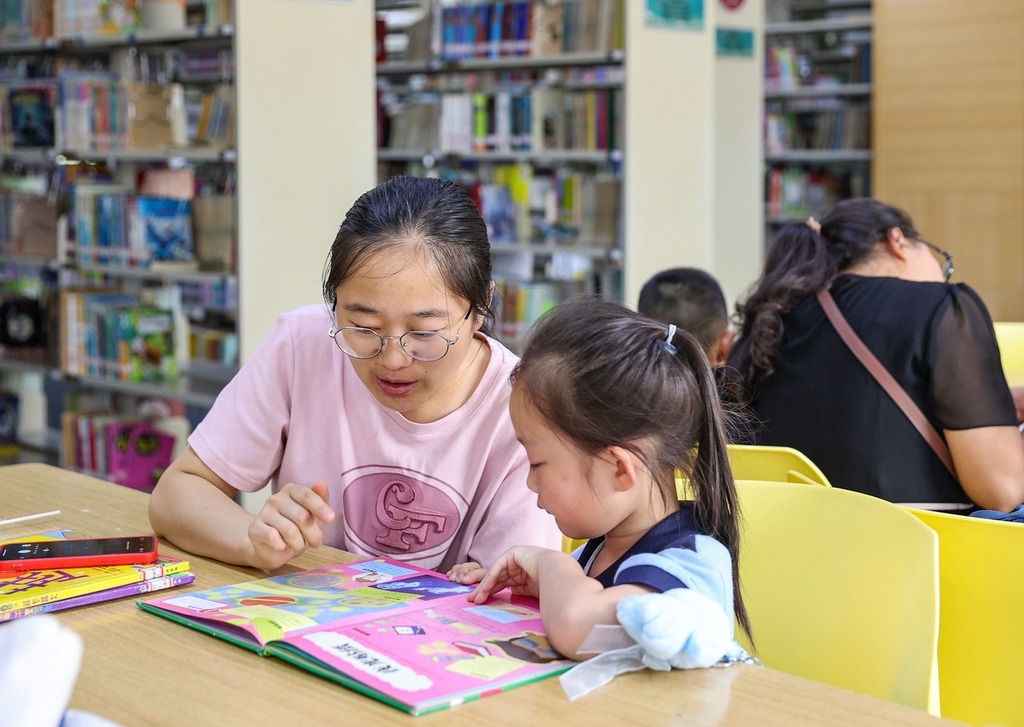 “充电”度暑假 陕西西安孩子图书馆里品书香