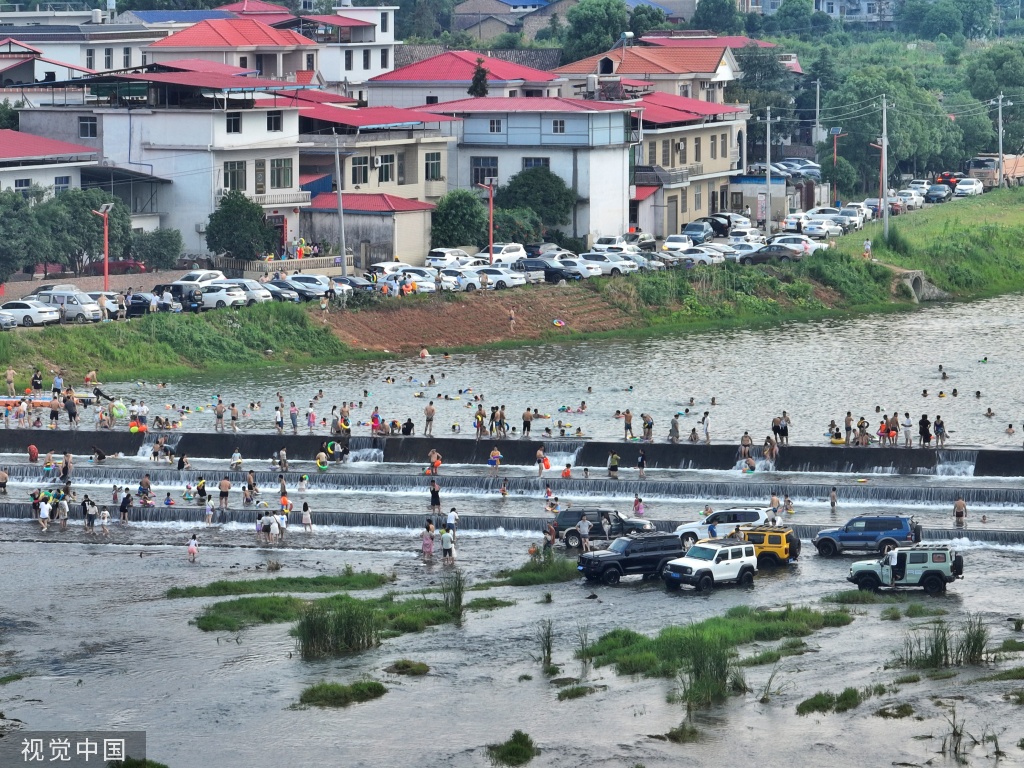 江西萍乡：夏日炎炎 市民亲水避暑享清爽