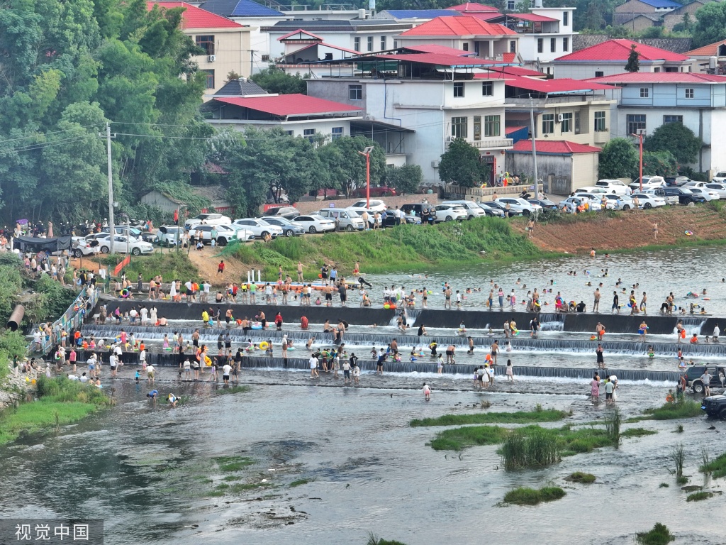 江西萍乡：夏日炎炎 市民亲水避暑享清爽