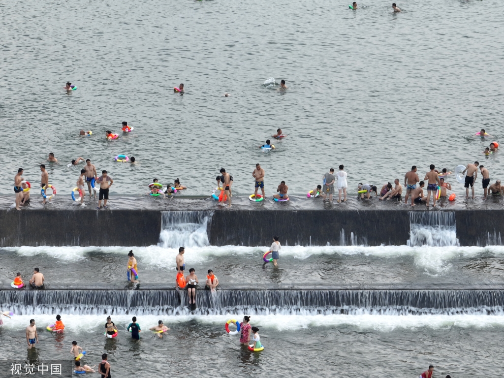 江西萍乡：夏日炎炎 市民亲水避暑享清爽