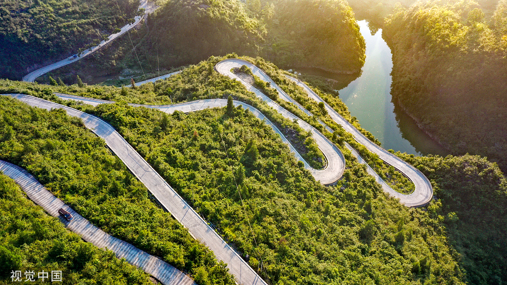 重庆酉阳：盘山公路连农家 勾勒乡村“新图景”