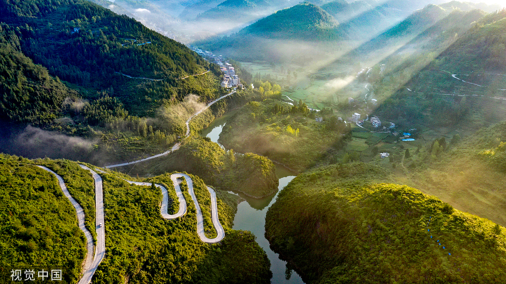 重庆酉阳：盘山公路连农家 勾勒乡村“新图景”