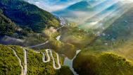 重庆酉阳：盘山公路连农家 勾勒乡村“新图景”