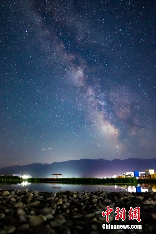 新疆巴里坤现璀璨夏日星空图景