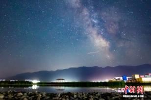 新疆巴里坤现璀璨夏日星空图景