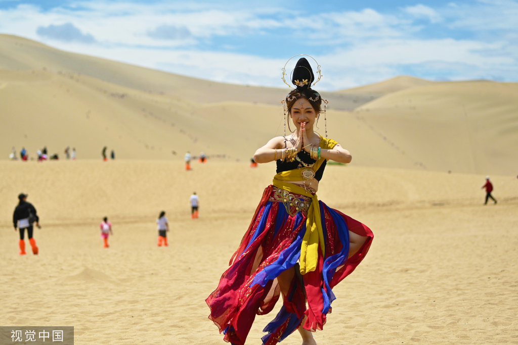 甘肃酒泉 敦煌“飞天旅拍”持续走红