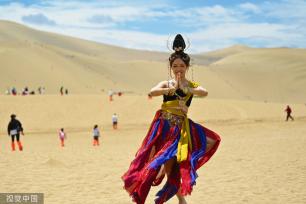 甘肃酒泉 敦煌“飞天旅拍”持续走红