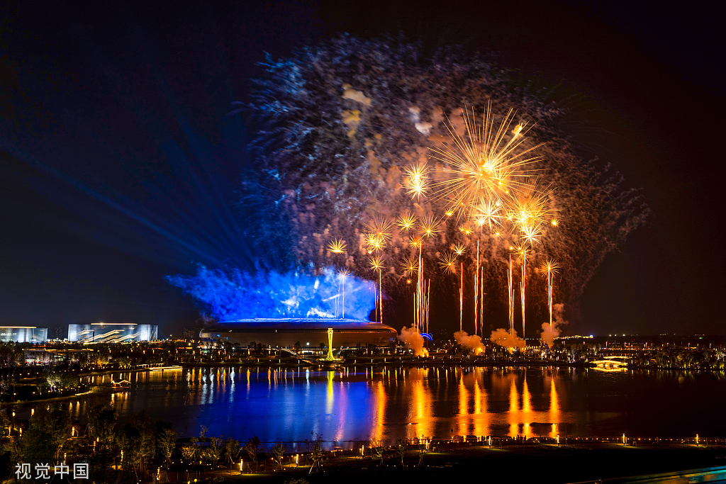 成都大运会场馆进行烟花预演