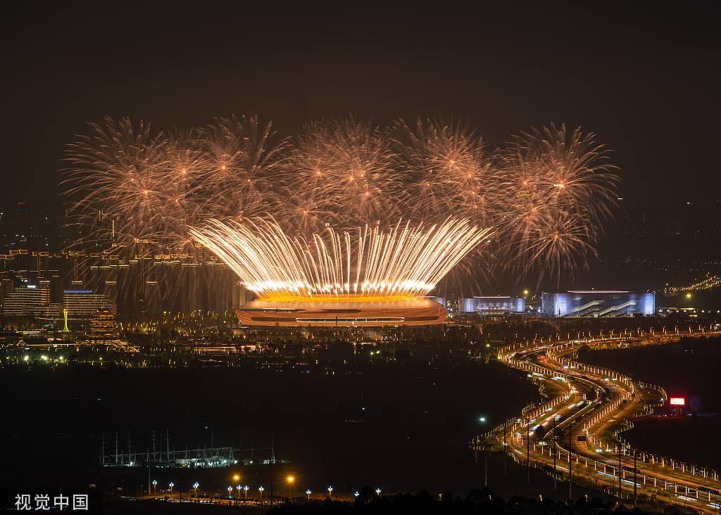 成都大运会场馆进行烟花预演