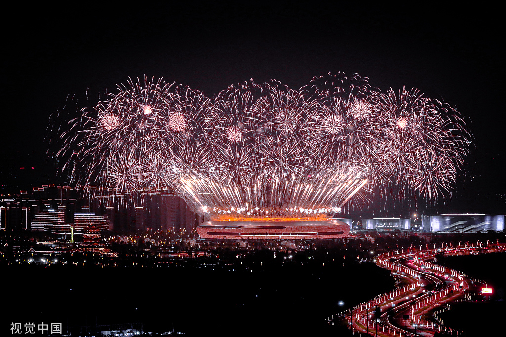 成都大运会场馆进行烟花预演