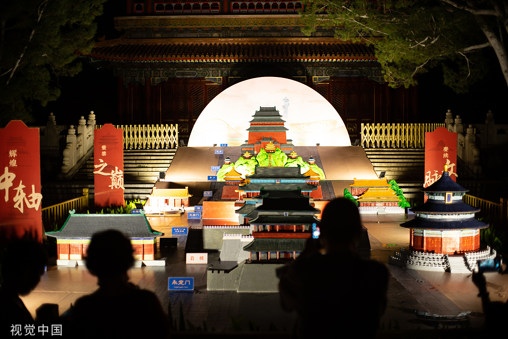 北京景山公园首次办暑期夜场 市民游客来打卡