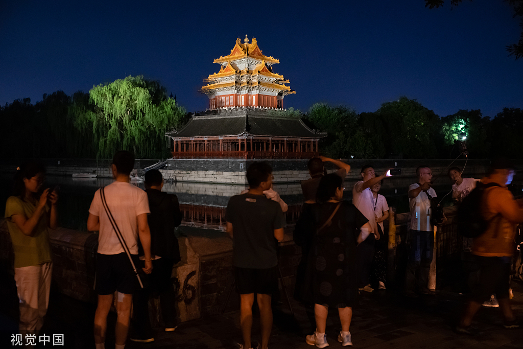 北京景山公园首次办暑期夜场 市民游客来打卡