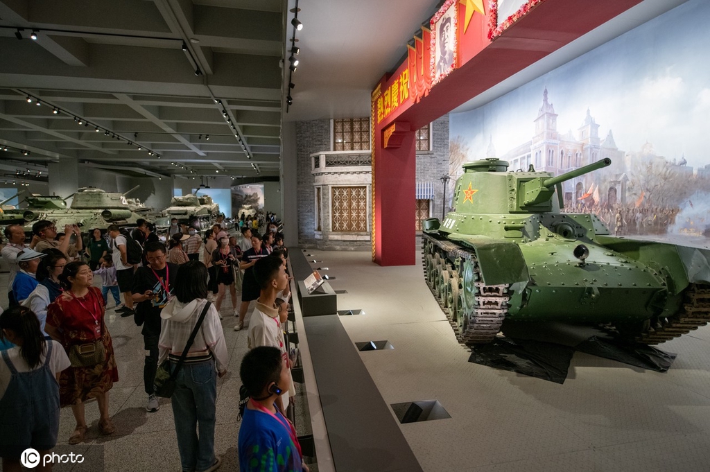 建军节前夕参观军博 小朋友接受爱国主义教育