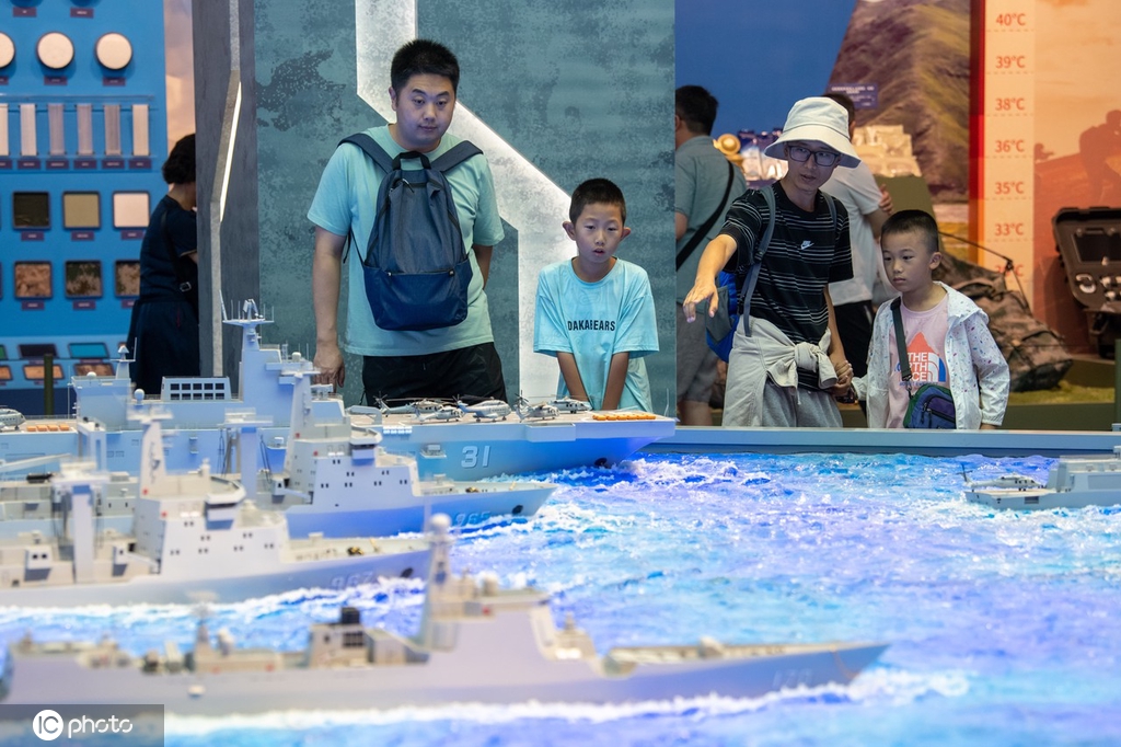 建军节前夕参观军博 小朋友接受爱国主义教育