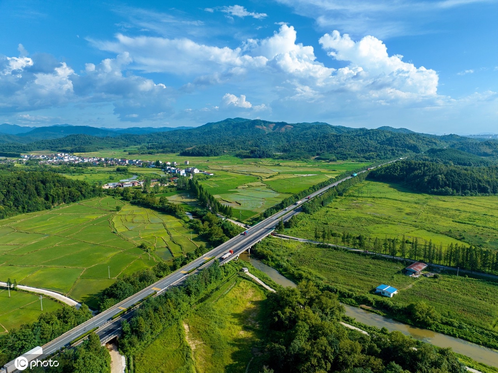 江西金溪：蓝天白云 路畅景美