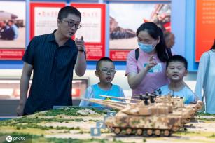 建军节前夕参观军博 小朋友接受爱国主义教育