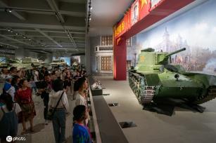 建军节前夕参观军博 小朋友接受爱国主义教育