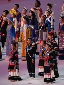 《国旗国旗真美丽》 大凉山孩子的歌声伴着国旗入场