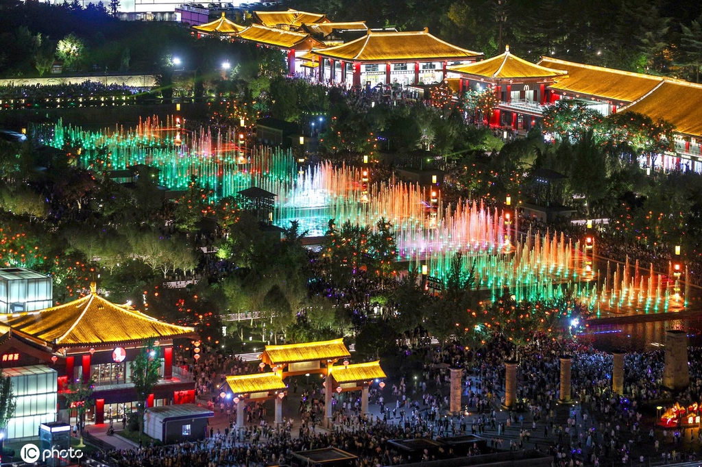 泉随乐舞迎客来 西安游客夏夜觅清凉