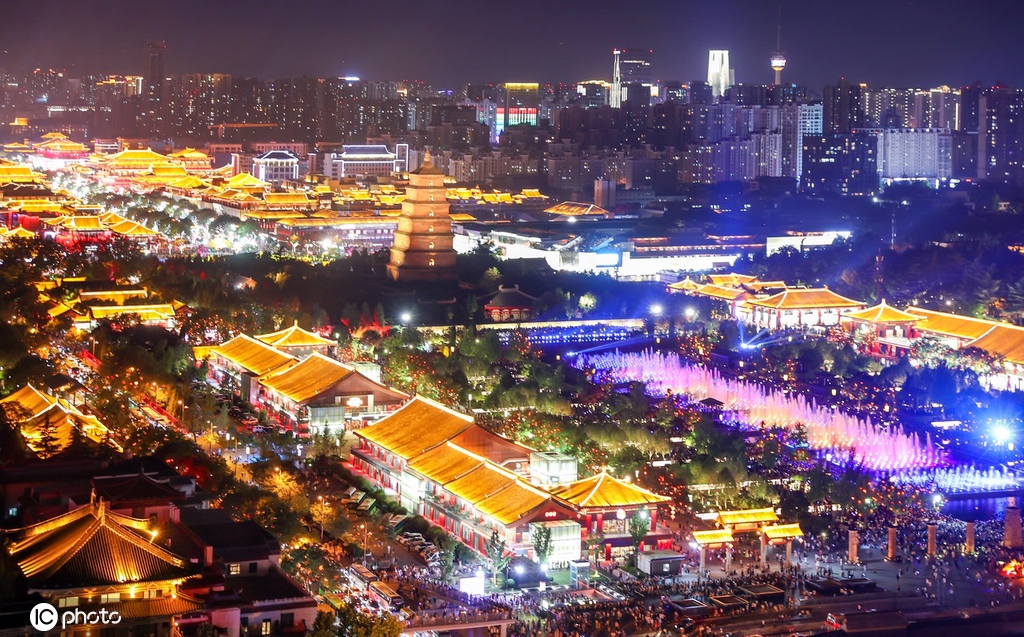 泉随乐舞迎客来 西安游客夏夜觅清凉