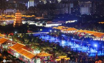 泉随乐舞迎客来 西安游客夏夜觅清凉