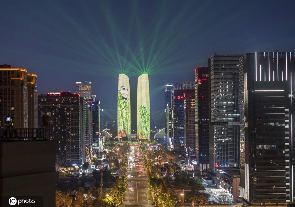 成都双子塔灯光璀璨 贺大运