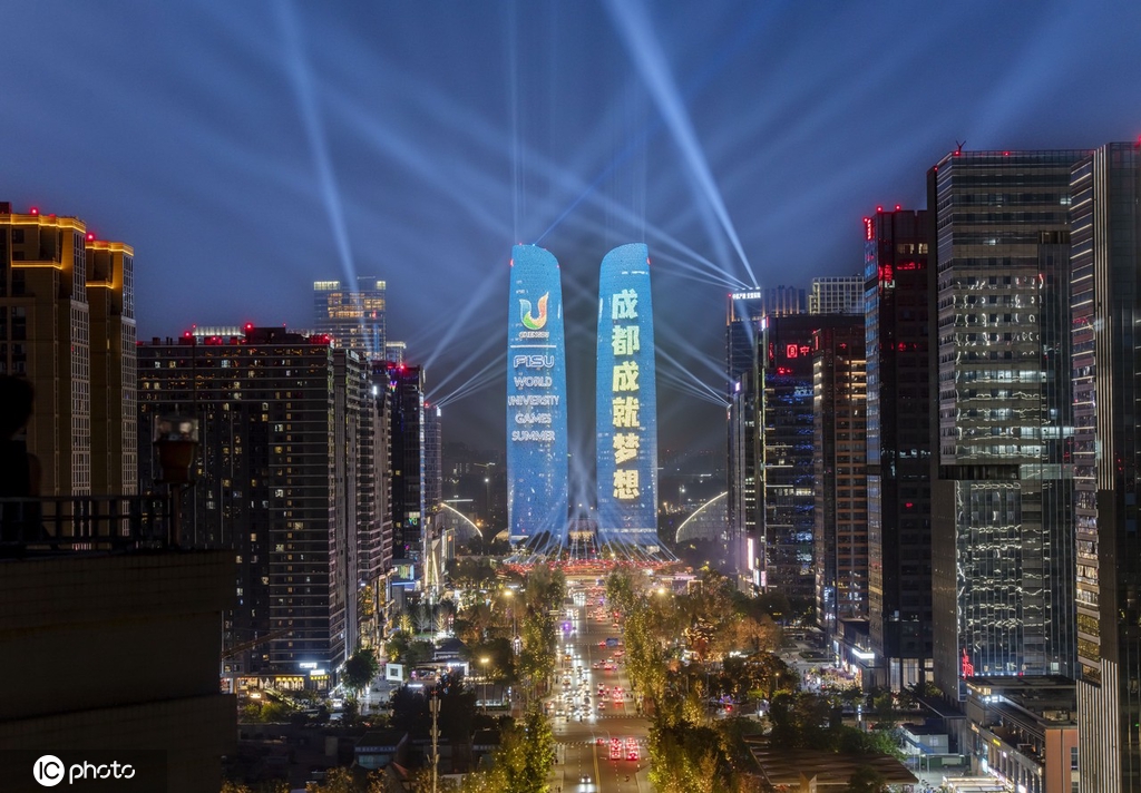 成都双子塔灯光璀璨 贺大运