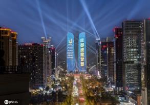 成都双子塔灯光璀璨 贺大运