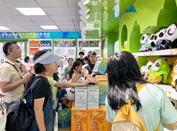 接力“冰墩墩” “蓉宝”成为成都夏日宠儿