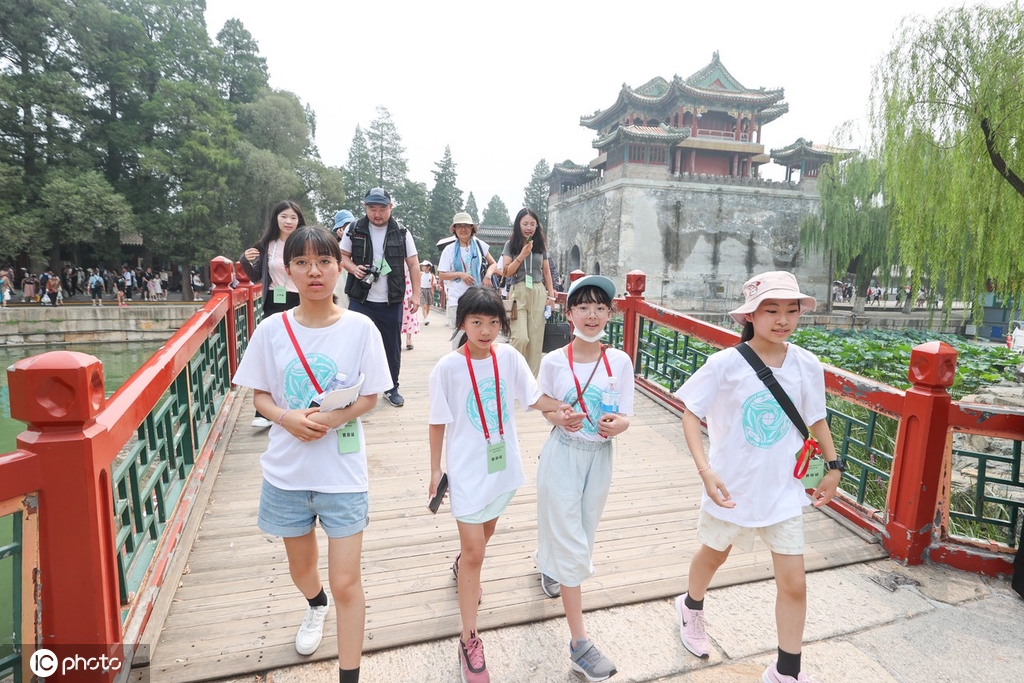 百余名海外华裔青少年参观游览北京颐和园