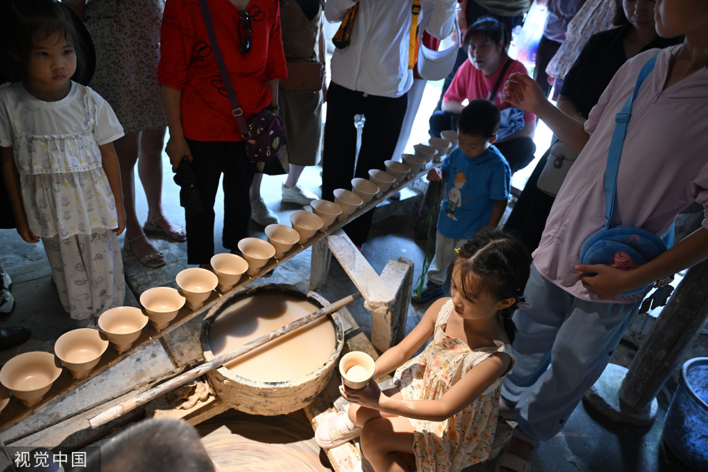 江西景德镇 游客游览古窑民俗博览馆