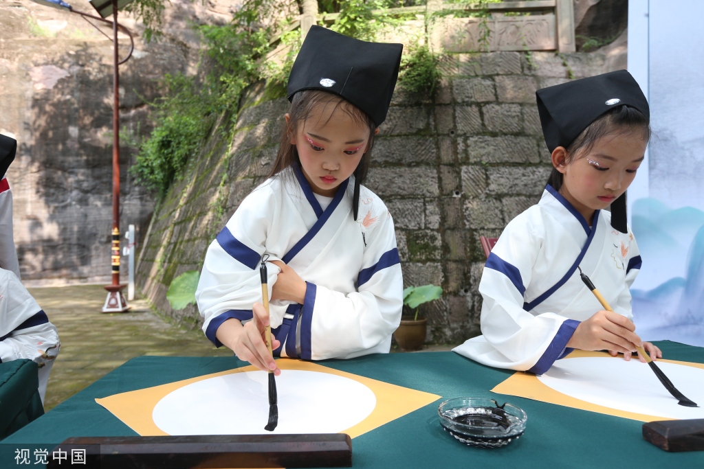 四川眉山儿童穿汉服体验三苏文化