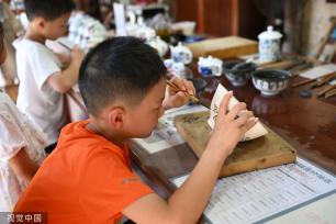 江西景德镇 游客游览古窑民俗博览馆