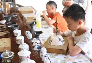 江西景德镇 游客游览古窑民俗博览馆