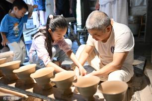 江西景德镇 游客游览古窑民俗博览馆