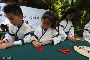 四川眉山儿童穿汉服体验三苏文化