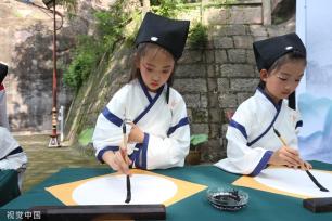 四川眉山儿童穿汉服体验三苏文化