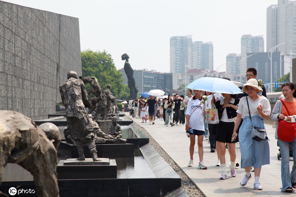 勿忘国耻  市民前往南京大屠杀遇难同胞纪念馆瞻仰