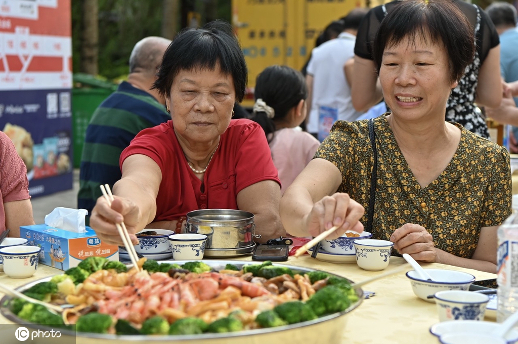 南海开渔前夕 广东阳江食客同享渔家大宴