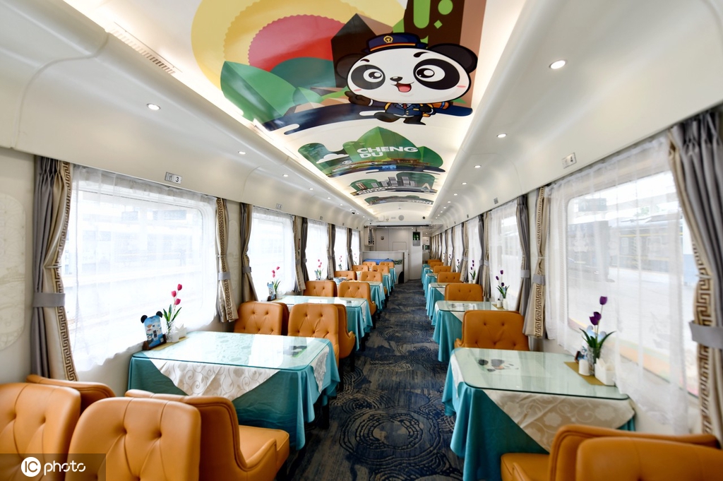 “熊猫专列”首次载客玩转大美新疆