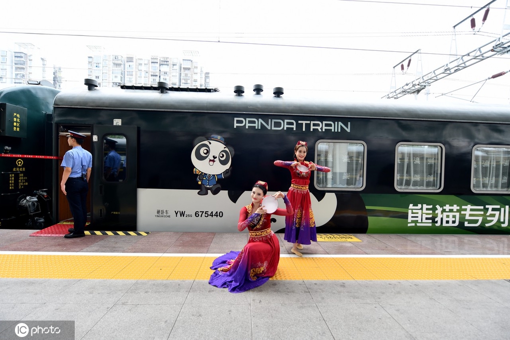 “熊猫专列”首次载客玩转大美新疆