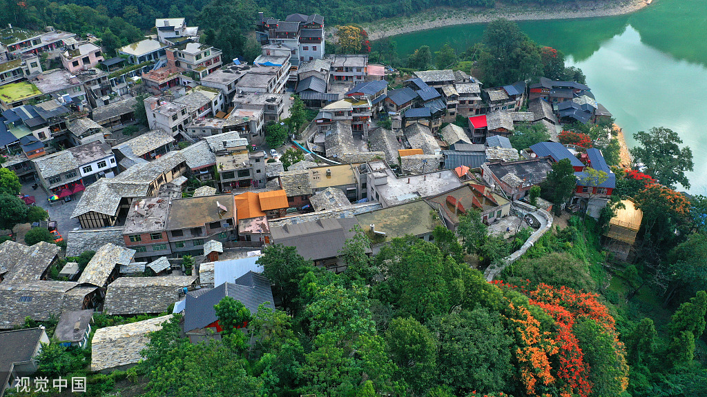 贵阳：布依山寨绿意盎然 民居镶嵌其中